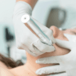 Tratamiento facial profesional con dispositivo estético en cabina