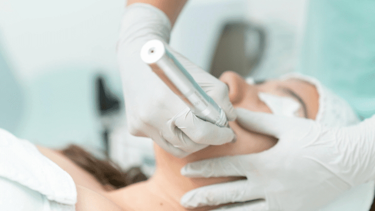 Tratamiento facial profesional con dispositivo estético en cabina