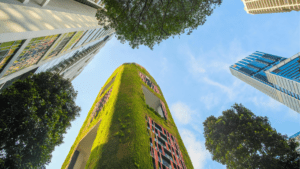 Edificio sostenible con jardín vertical entre rascacielos
