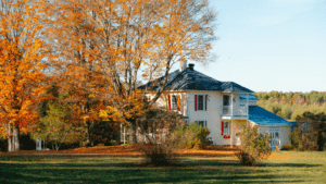Casa rural rodeada de naturaleza en otoño cerca de Cuéllar.