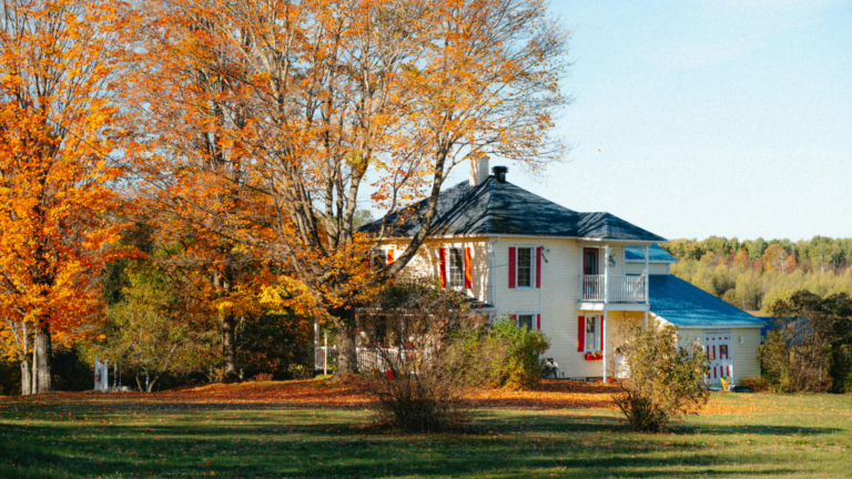 Casa rural rodeada de naturaleza en otoño cerca de Cuéllar.