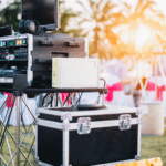 Equipo de sonido profesional para producción técnica de eventos al aire libre.