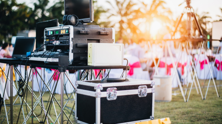 Equipo de sonido profesional para producción técnica de eventos al aire libre.