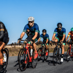 Ciclistas rodando en grupo por una carretera