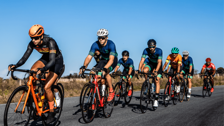 Ciclistas rodando en grupo por una carretera