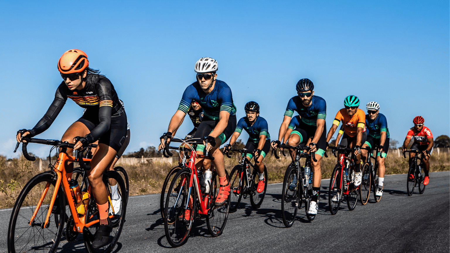 Ciclistas rodando en grupo por una carretera