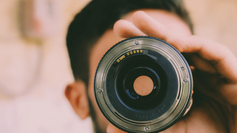 Objetivo de cámara enfocado hacia el espectador en primer plano