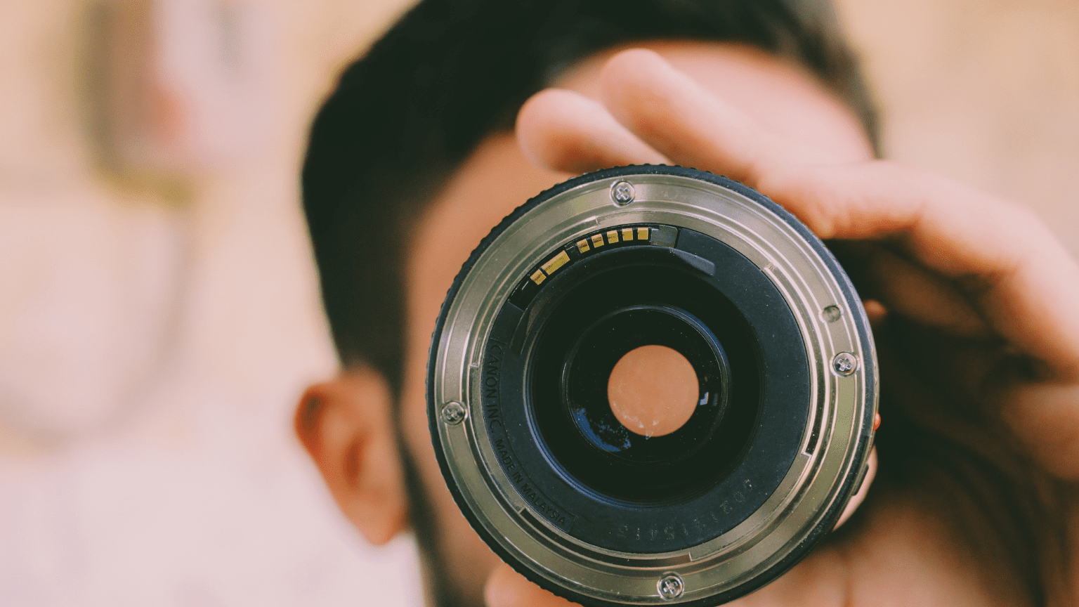 Objetivo de cámara enfocado hacia el espectador en primer plano