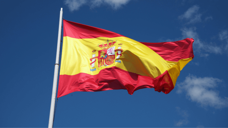 Bandera de España representando trámites legales para extranjeros