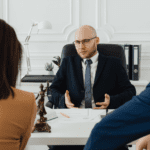 Abogado asesorando a una pareja en una consulta jurídica profesional.