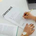 Firma ante notario durante el paso a paso legal para comprar una propiedad en España.