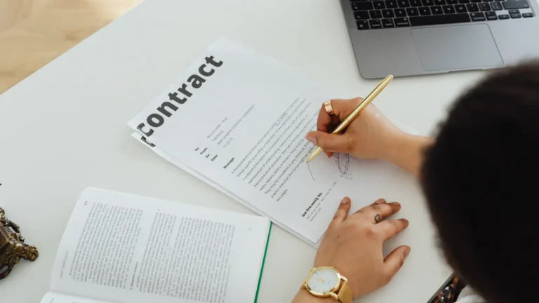 Firma ante notario durante el paso a paso legal para comprar una propiedad en España.