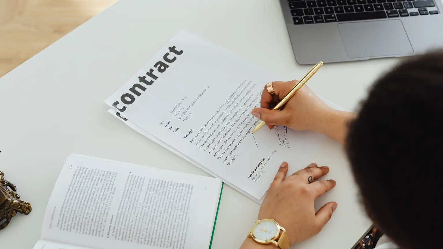 Firma ante notario durante el paso a paso legal para comprar una propiedad en España.