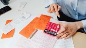 Autónomo revisando sus impuestos con documentos y calculadora para evitar errores fiscales y sanciones de Hacienda