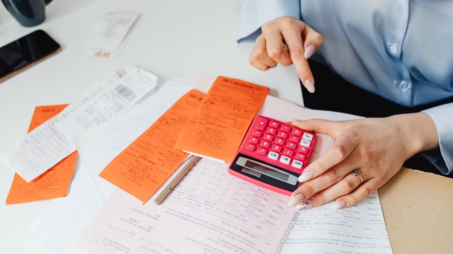 Autónomo revisando sus impuestos con documentos y calculadora para evitar errores fiscales y sanciones de Hacienda