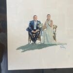 Persona emocionada al recibir un retrato personalizado hecho a mano como regalo único