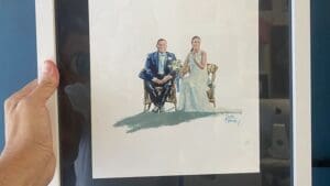 Persona emocionada al recibir un retrato personalizado hecho a mano como regalo único