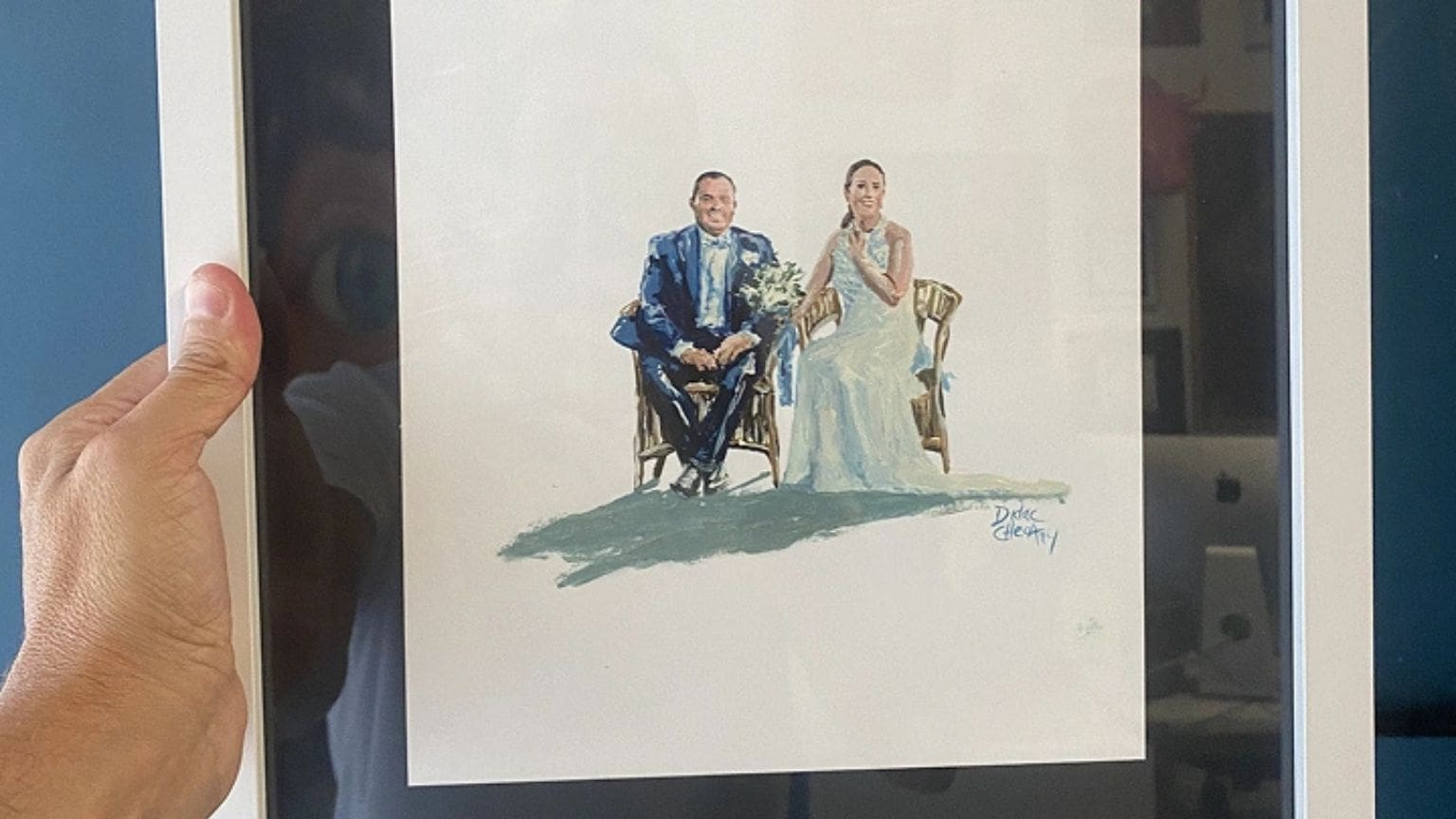 Persona emocionada al recibir un retrato personalizado hecho a mano como regalo único