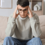 estrés emocional crónico en personas jóvenes