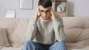 estrés emocional crónico en personas jóvenes