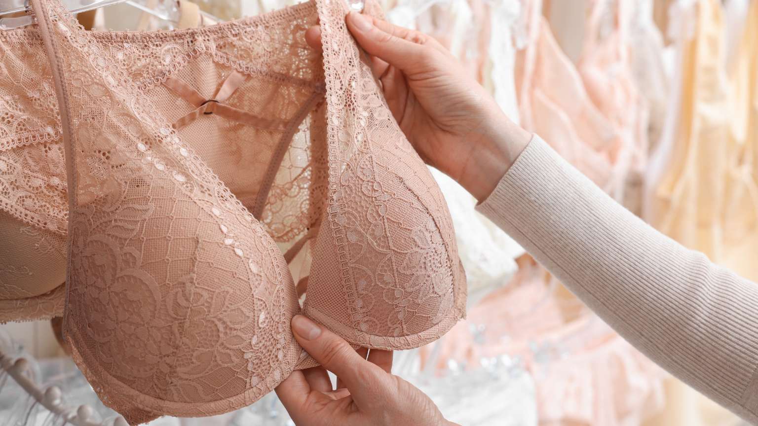 Lencería de algodón expuesta en una tienda con diseño minimalista y sostenible