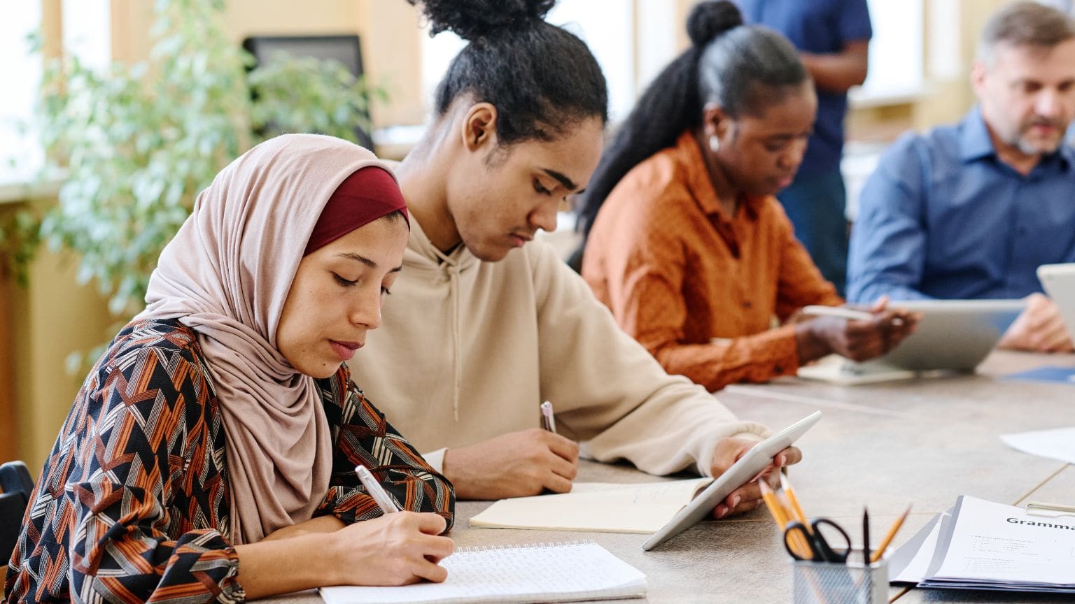 Personas extranjeras en proceso de integración tras solicitar protección internacional en España