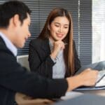 Empresarios y abogado revisando contratos legales en oficina para evitar problemas jurídicos en la empresa