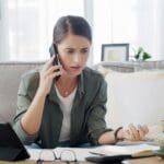 Cliente revisando extracto bancario con abogado para reclamar comisiones indebidas