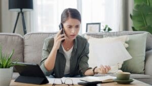 Cliente revisando extracto bancario con abogado para reclamar comisiones indebidas