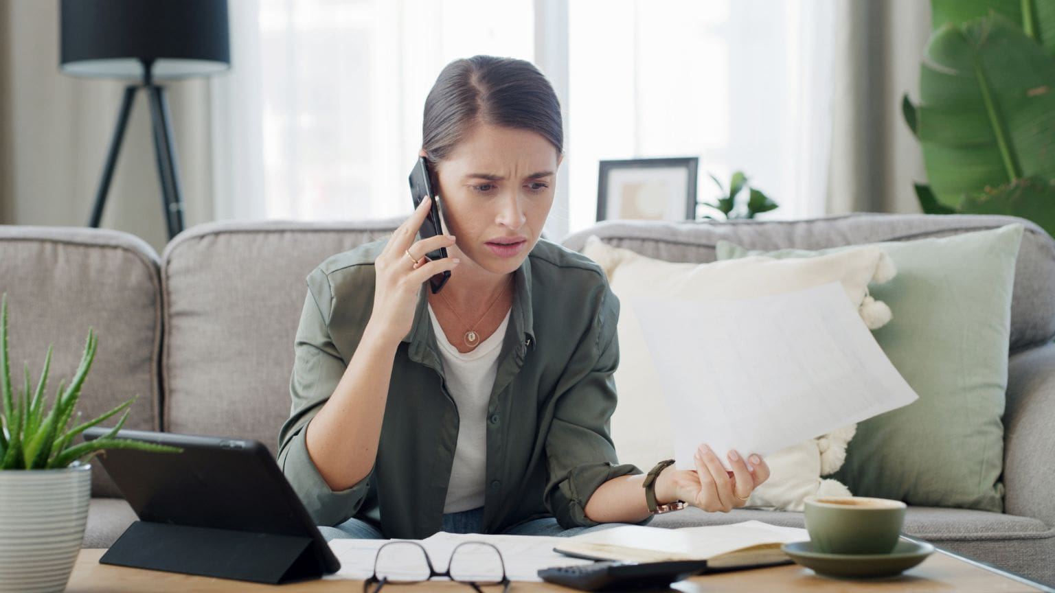 Cliente revisando extracto bancario con abogado para reclamar comisiones indebidas