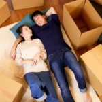 Pareja acostada en trastero creativo con usos inteligentes más allá del almacenamiento básico.