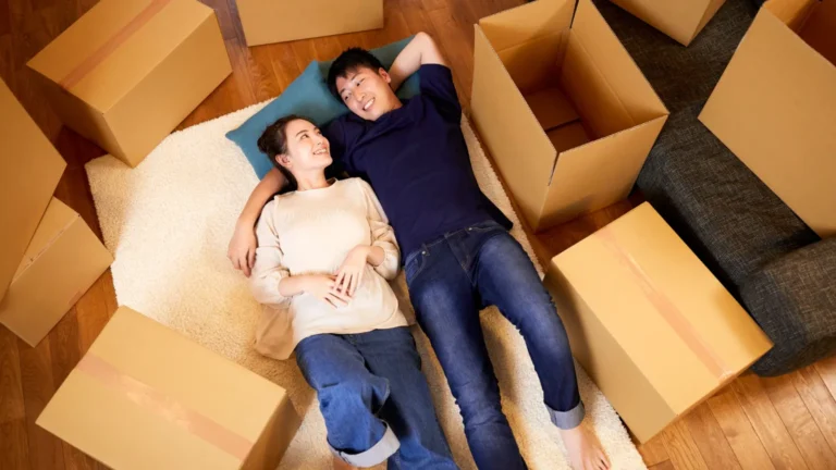 Pareja acostada en trastero creativo con usos inteligentes más allá del almacenamiento básico.