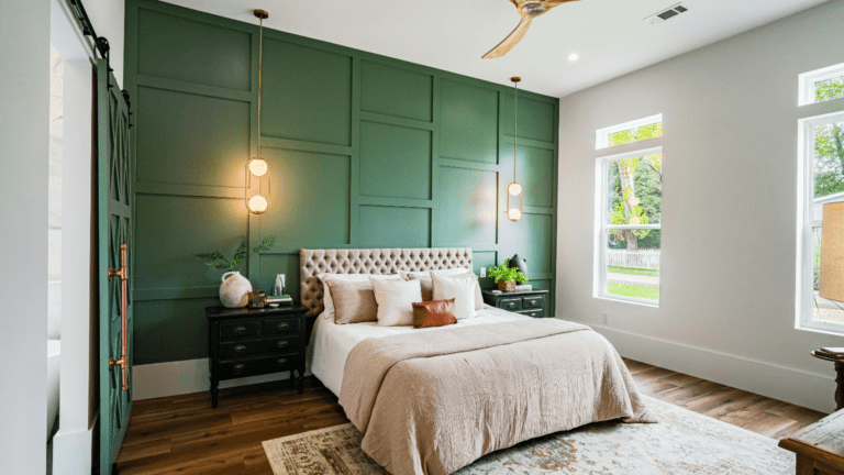 Dormitorio moderno con diseño de interiores en tonos verdes y neutros realizado por un estudio de diseño de interiores profesional.