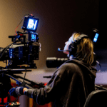 Operadora de cámara profesional grabando un cortometraje con equipo de cine en estudio de producción audiovisual en Barcelona.