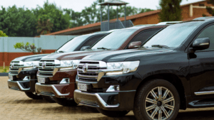 SUV de alta gama alineados listos para alquiler o renting en Madrid.