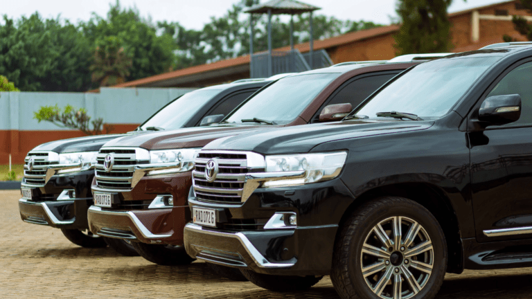 SUV de alta gama alineados listos para alquiler o renting en Madrid.