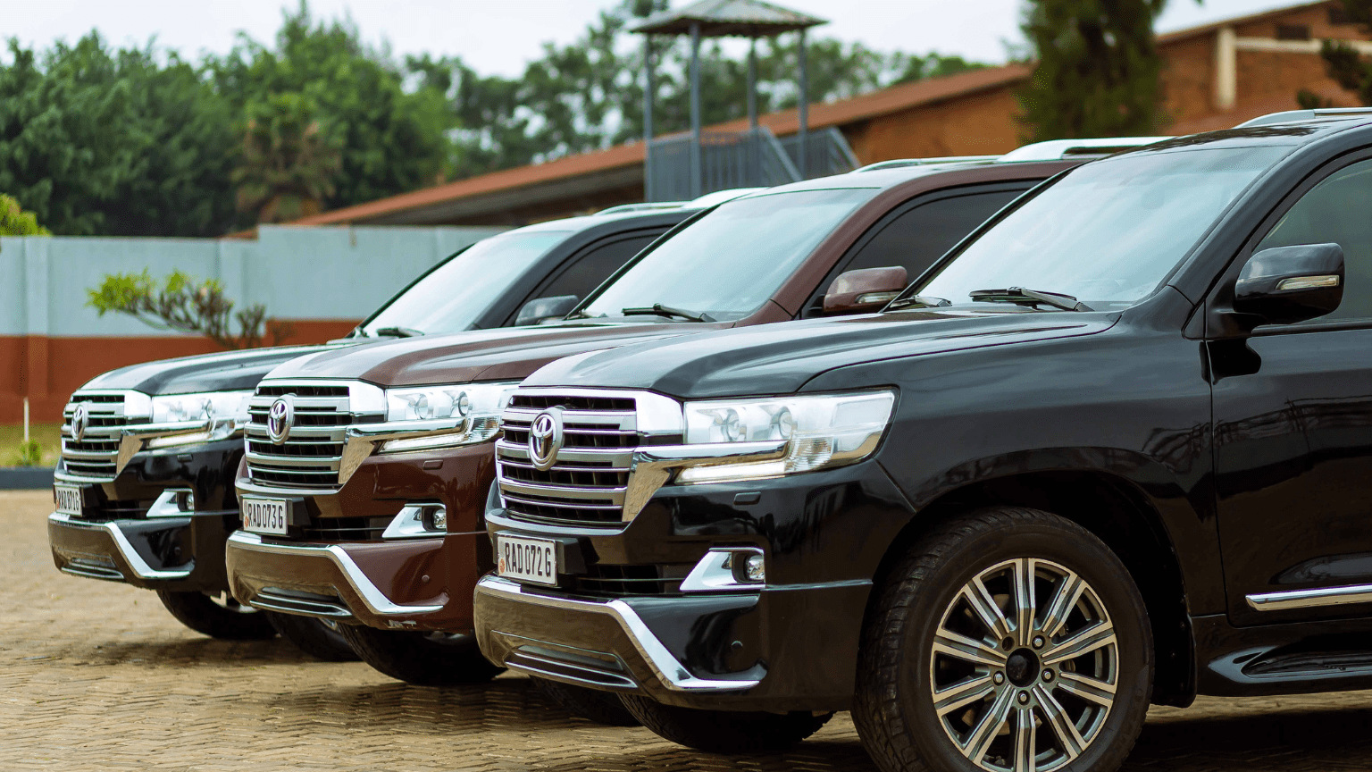 SUV de alta gama alineados listos para alquiler o renting en Madrid.