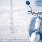 Scooter urbano equipado con accesorios scooter como maletas y baúl