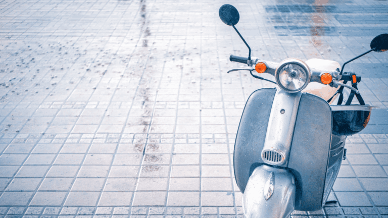 Scooter urbano equipado con accesorios scooter como maletas y baúl