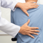 Paciente recibiendo tratamiento en centro de fisioterapia para aliviar dolor muscular