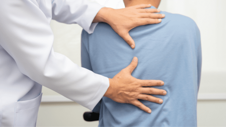 Paciente recibiendo tratamiento en centro de fisioterapia para aliviar dolor muscular