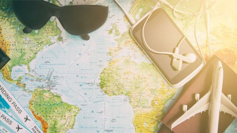 Persona revisando calendario, mapas y clima para elegir la mejor época del año para viajar, combinando presupuesto, destino y experiencias deseadas