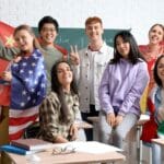 Persona aprendiendo varios idiomas al mismo tiempo desde casa con recursos digitales.