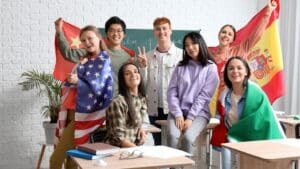 Persona aprendiendo varios idiomas al mismo tiempo desde casa con recursos digitales.