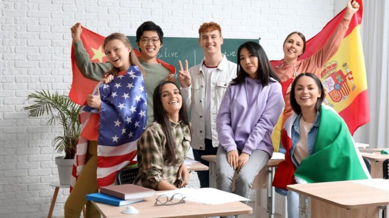 Persona aprendiendo varios idiomas al mismo tiempo desde casa con recursos digitales.