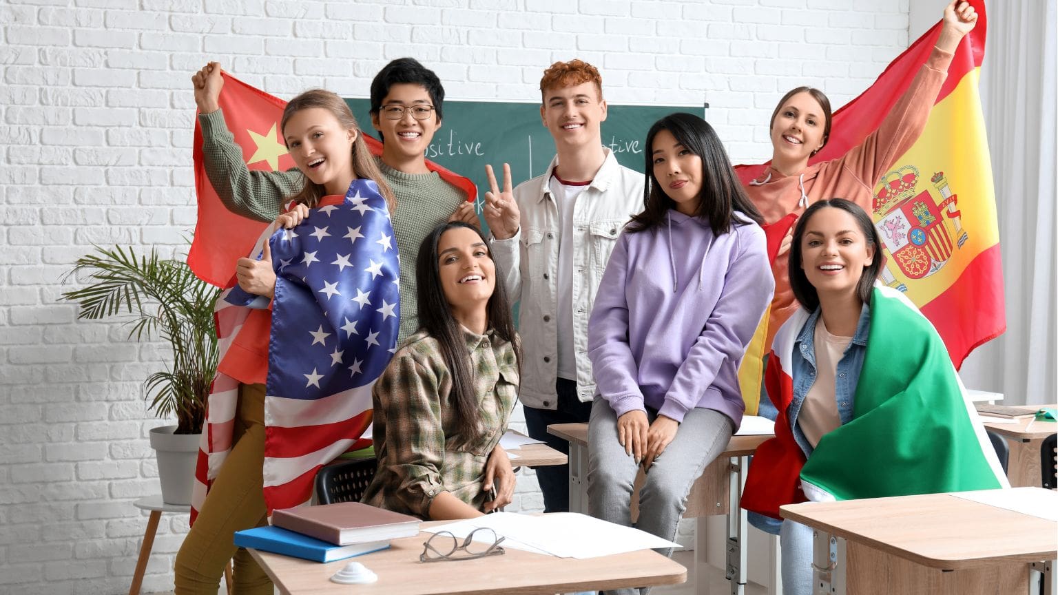 Persona aprendiendo varios idiomas al mismo tiempo desde casa con recursos digitales.