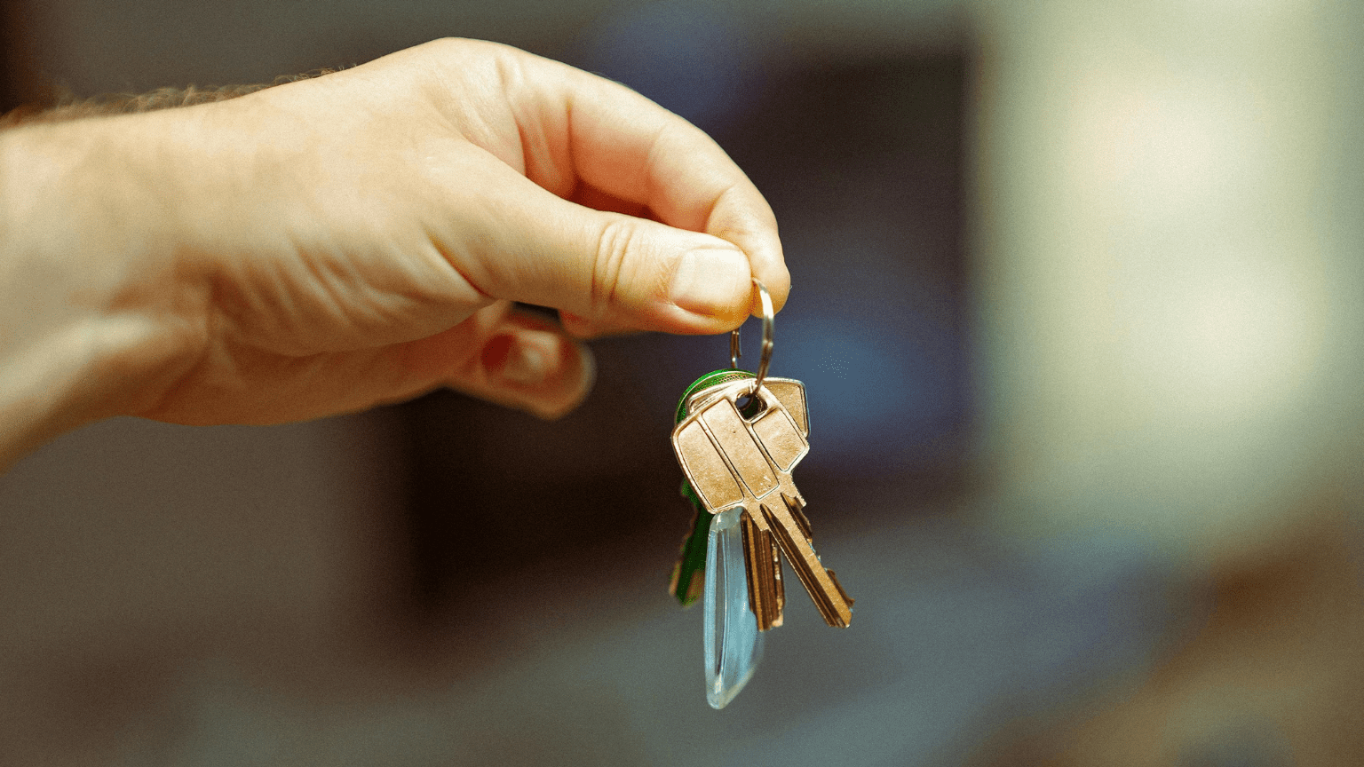 Agente de inmobiliaria en Fuerteventura asesorando a compradores extranjeros