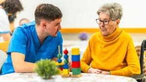 ¿Por qué es vital el acompañamiento emocional en la tercera edad?