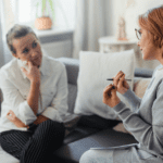 Profesional de psicología ofreciendo acompañamiento durante una crisis emocional.