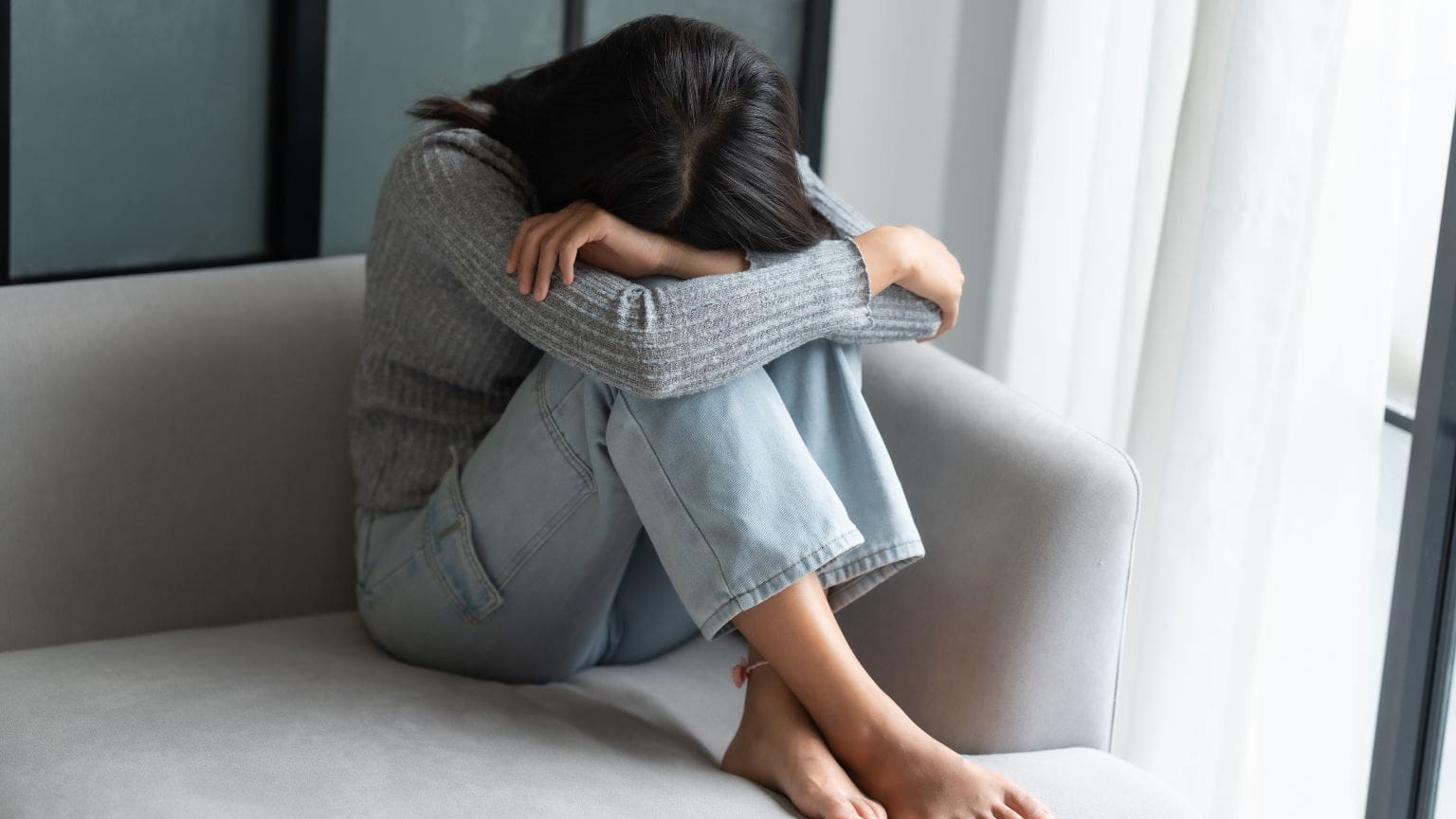 Mujer joven con ansiedad emocional, aunque su vida parece estar bien. Imagen introspectiva que representa ansiedad sin causa visible.